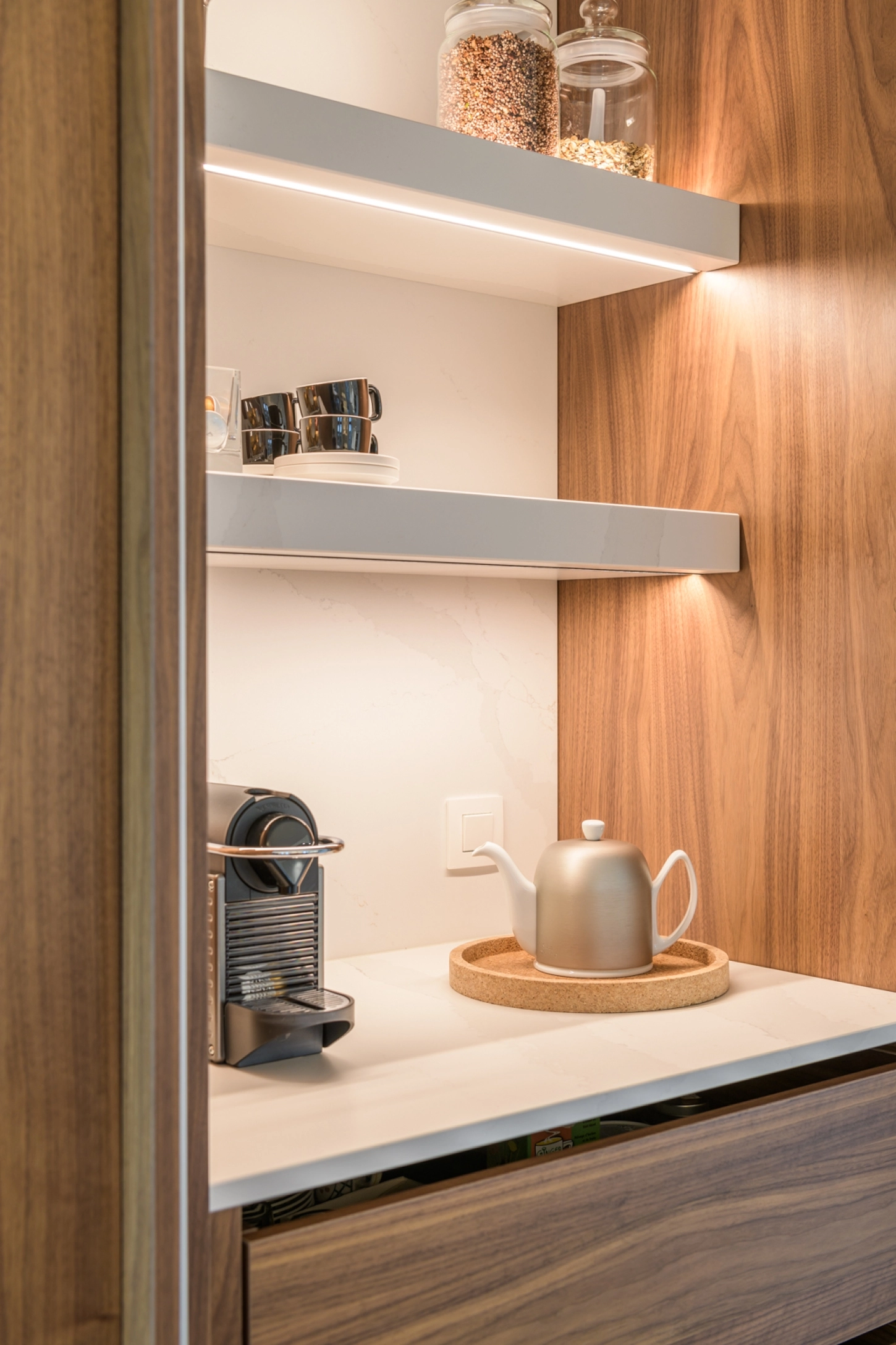 Keukenkast met ingebouwde verlichting.